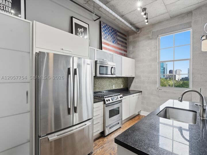 Property Photo: 410 NW 1st Ave 604 FL 33301