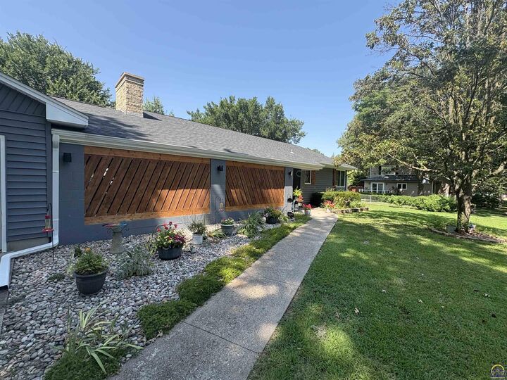 Property Photo:  2022 Prairie Ln  KS 66801 