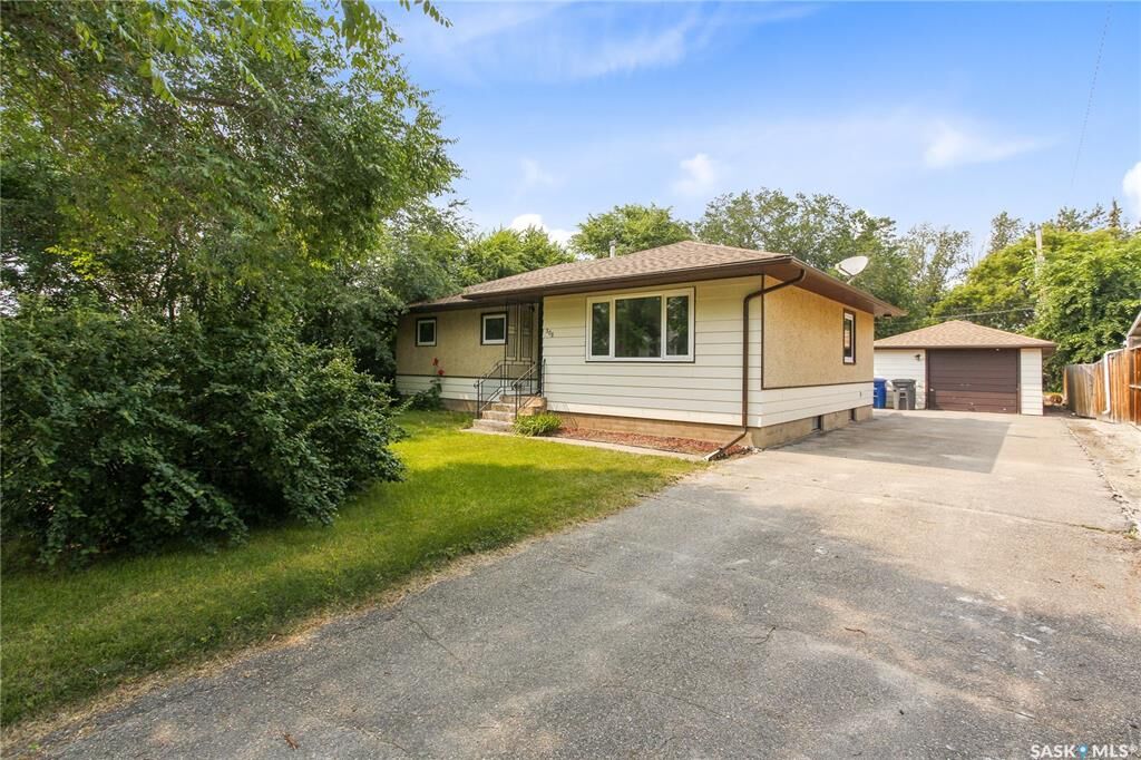 Property Photo:  208 Edwards Street  SK S0G 4V0 