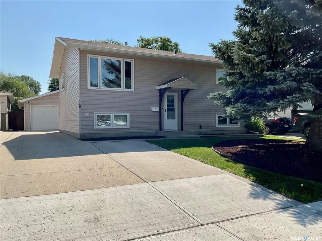 Property Photo: 118 Salemka Crescent SK S4R 7S1
