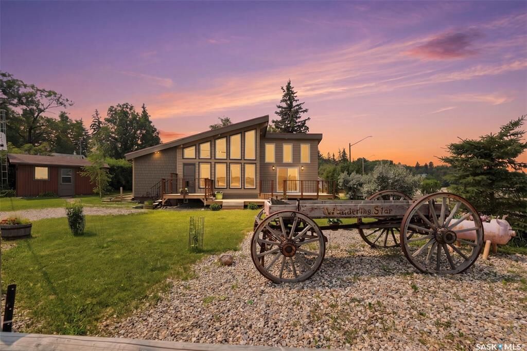 Property Photo: 402 Lake Avenue SK S0K 4T1