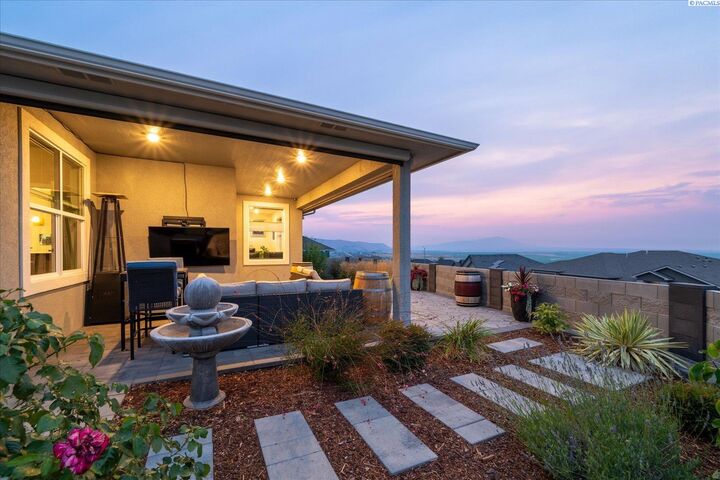 Property Photo: 6747 Collins Rd WA 99353-8339