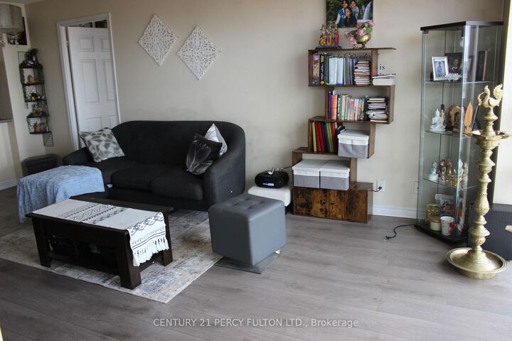 Photo de la propriété: 18 Mondeo Drive 1328 ON M1P 5C8