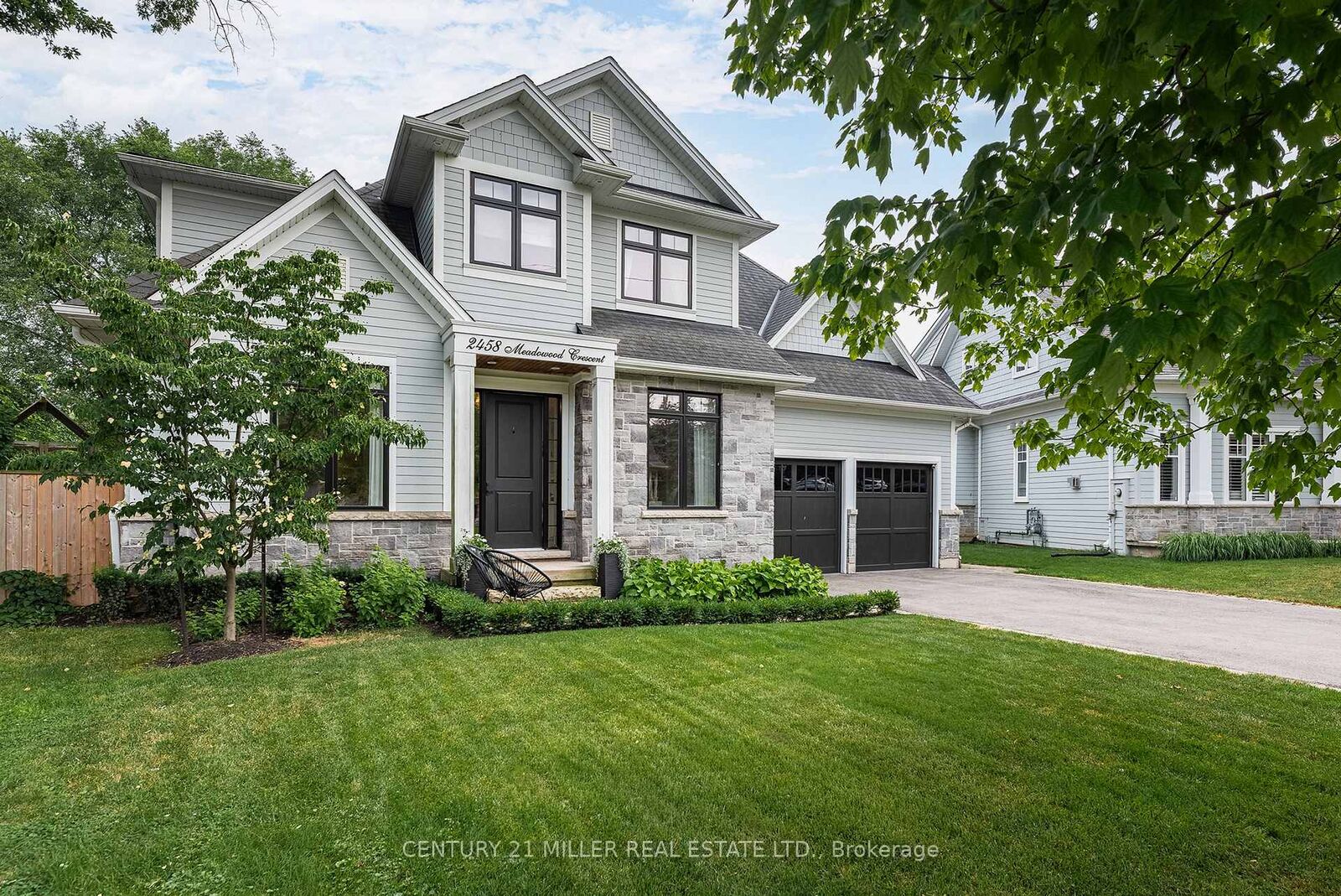 Photo de la propriété:  2458 Meadowood Crescent  ON L6L 1V6 