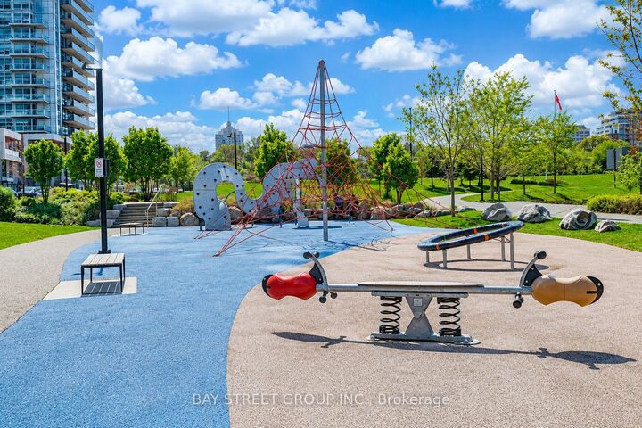 Property Photo: 121 McMahon Drive 2906 ON M2K 0C1
