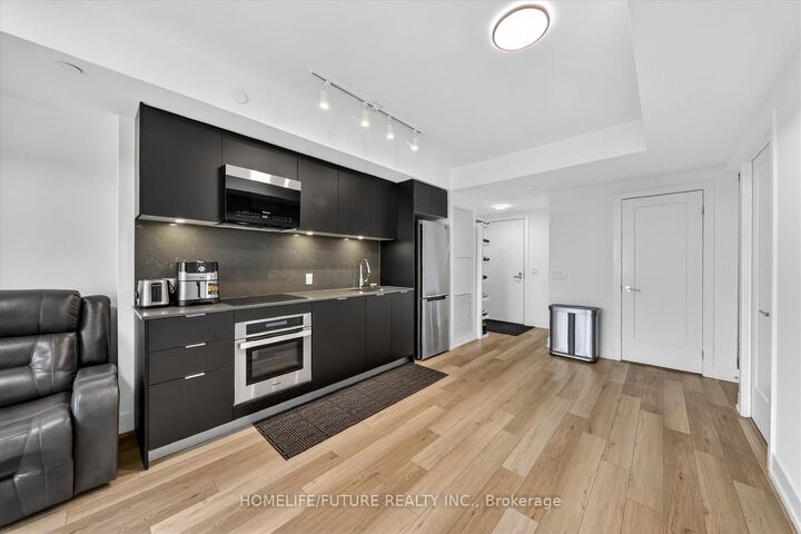 Property Photo:  8 Cedarland Drive 1017  ON L6G 0H4 