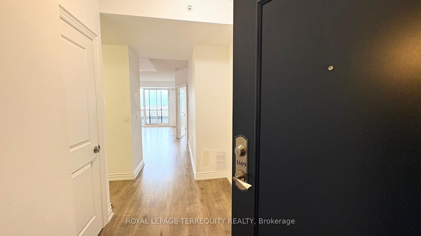 Property Photo: 38 Cedarland Drive 1609 ON L6G 0G7