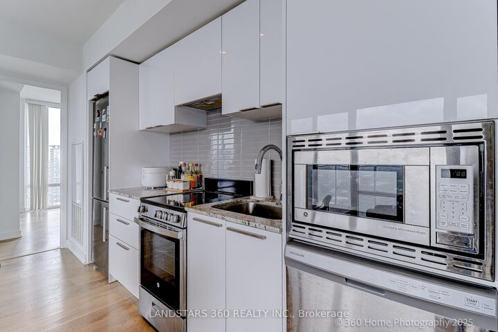 Property Photo:  501 Yonge Street 4202  ON L1V 1H9 