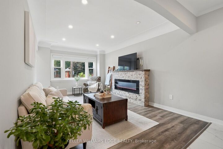Property Photo:  127 Tragina Avenue S  ON L8K 2Z7 