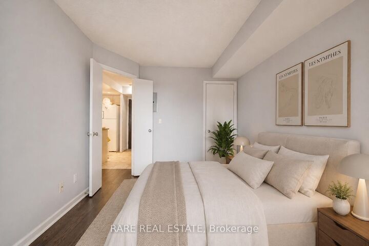 Property Photo:  8 Park Road 2209  ON M4W 3S5 