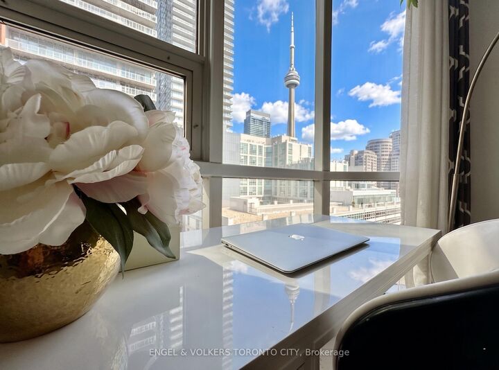 393 King Street W 706 — photo 1