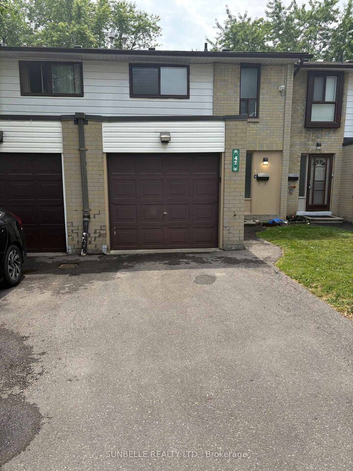 42 Fleetwood Crescent — photo 1