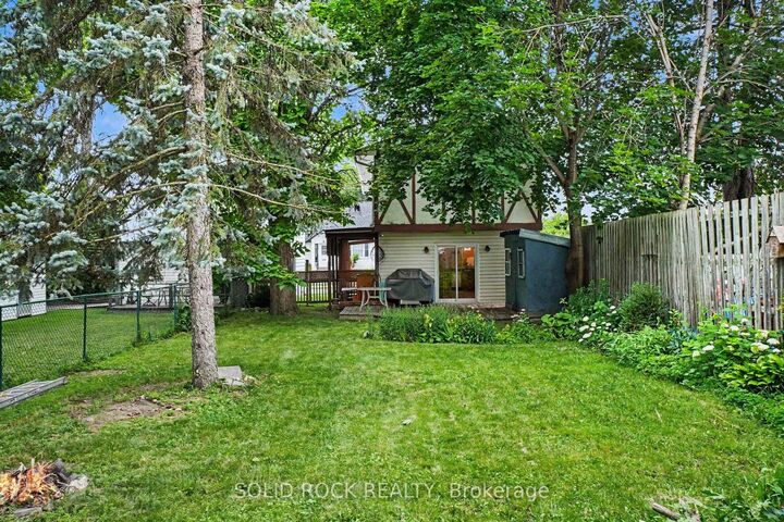 Property Photo:  211 Bell Street  ON K7S 2R5 