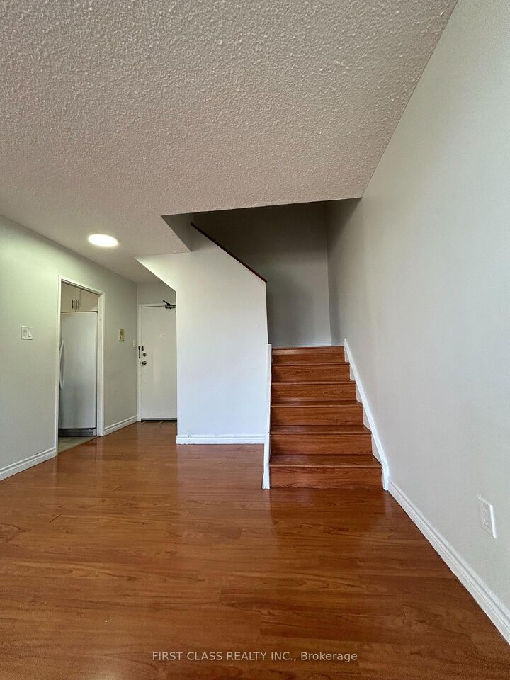 Property Photo:  2121 Roche Court 106  ON L5K 2C7 