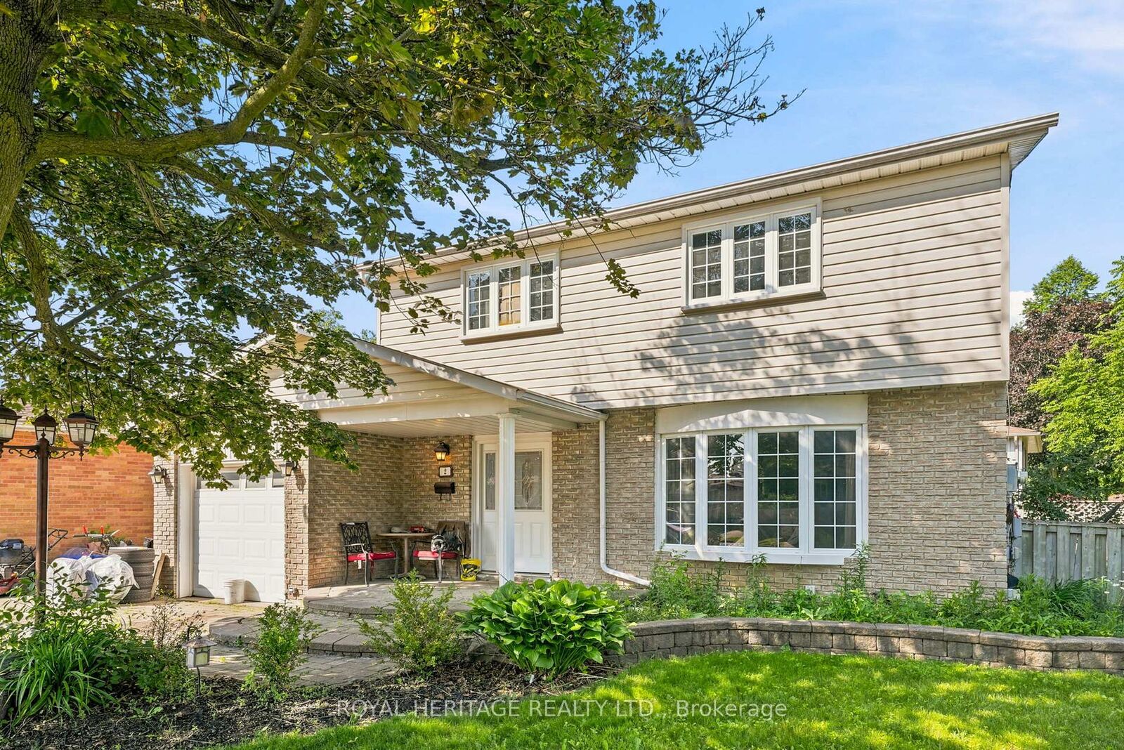Property Photo:  2 Belton Court  ON L1N 5P1 
