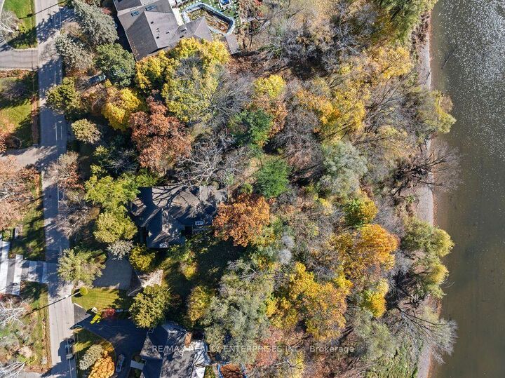 Property Photo:  1520 Pinetree Crescent  ON L5G 2S8 