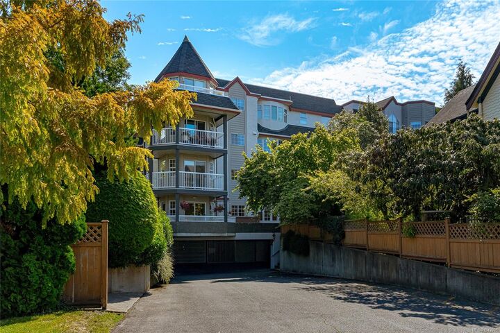 Property Photo: 1220 Fort St #101 BC V8V 3L2