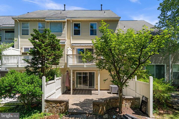 Property Photo: 12087 Edgemere Circle VA 20190