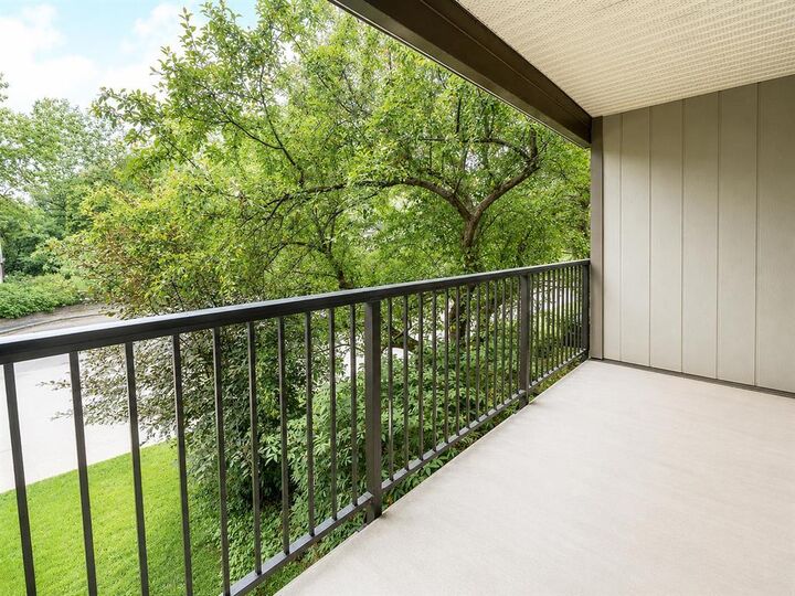 Property Photo:  470 Kenaston Boulevard  MB R3N 1Z1 