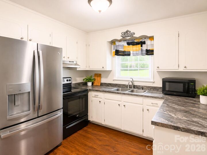 Property Photo: 2109 Fernwood Drive NC 28152