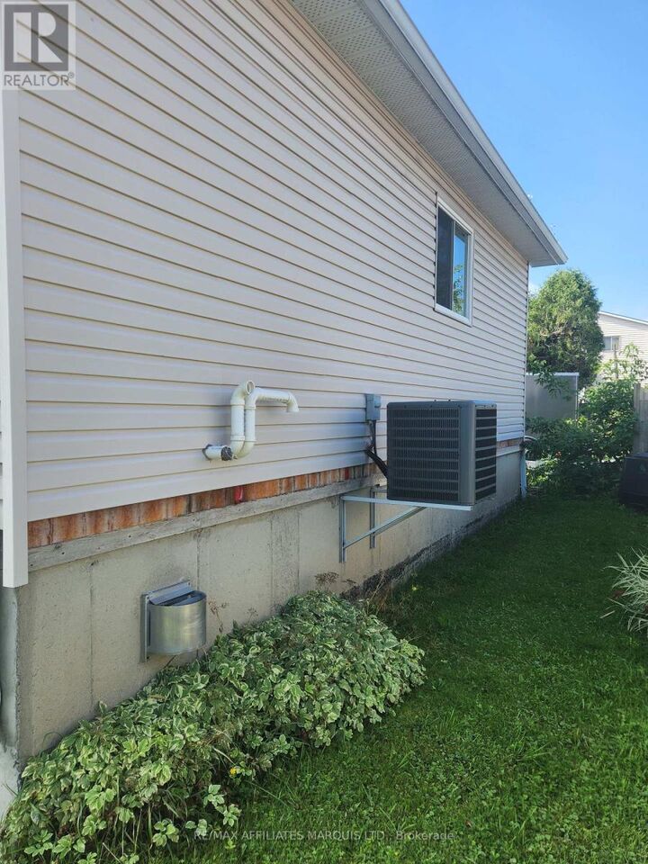 Property Photo:  1418 Cumberland Street  ON K6J 4K7 