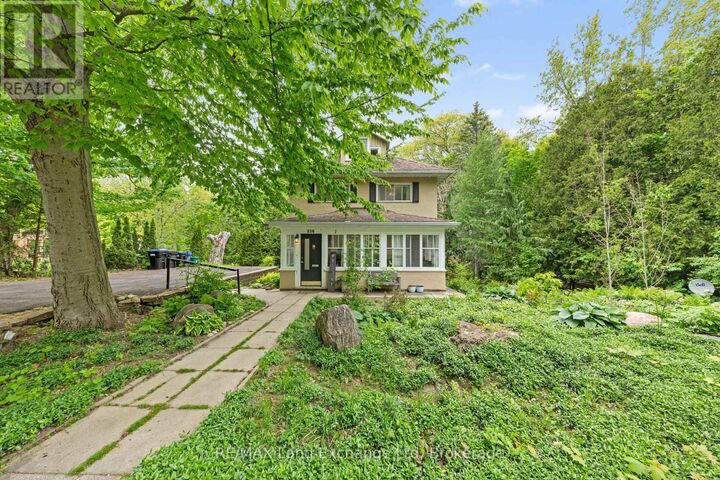 Property Photo: 836 Victoria Street ON L4R 1B6