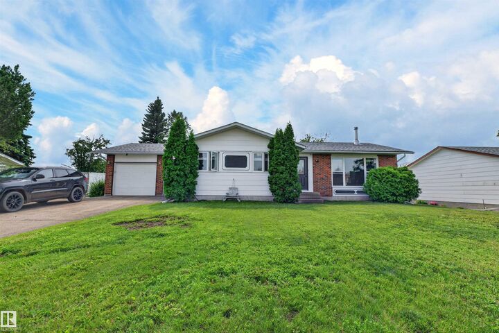 5219 55 Avenue — photo 1