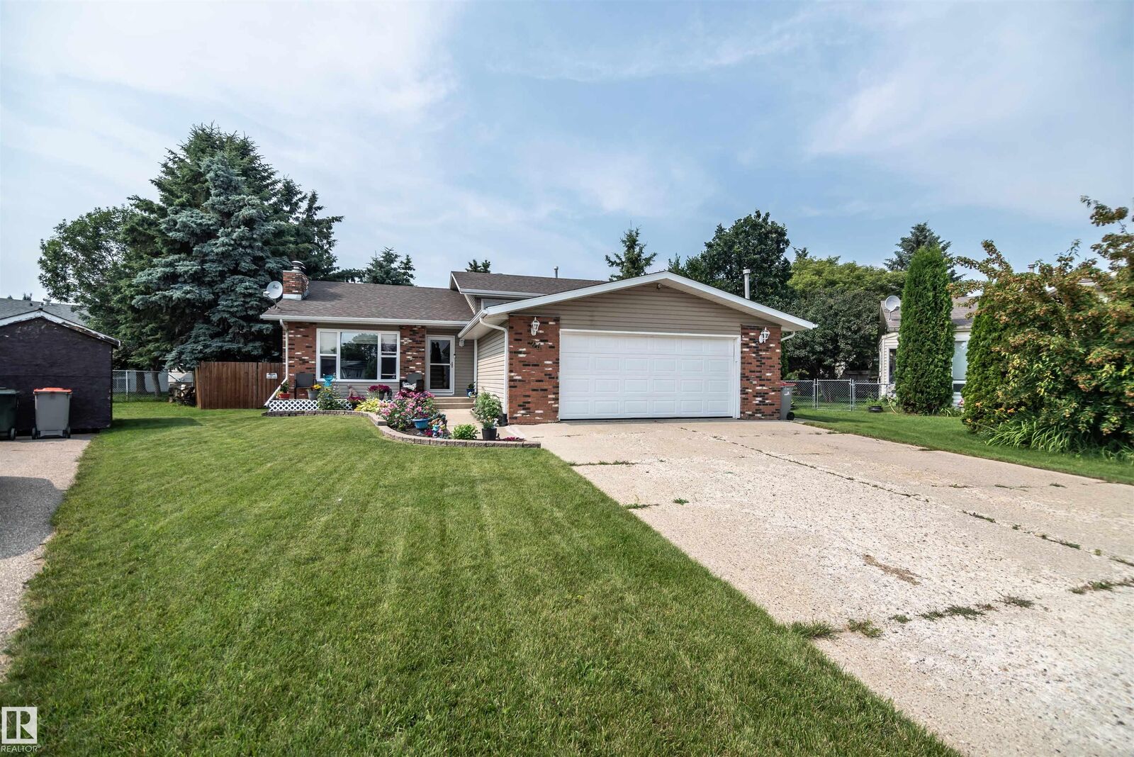 Photo de la propriété:  24 Glenwood Crescent  AB T7Z 1A3 