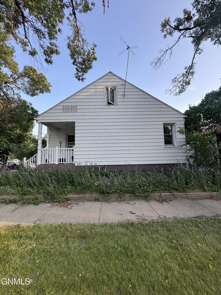 Property Photo:  321 1st Avenue NW  ND 58545 