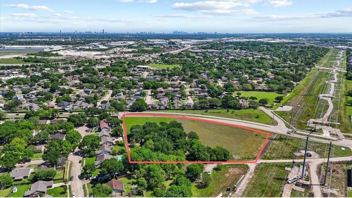 Property Photo: 718 Staffordshire Road Road TX 77477
