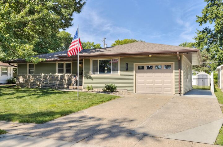 Property Photo:  814 SE Oak Drive  IA 50021 