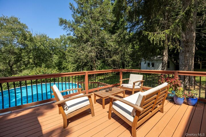 Property Photo:  26 Hunns Lake Place  NY 12581 