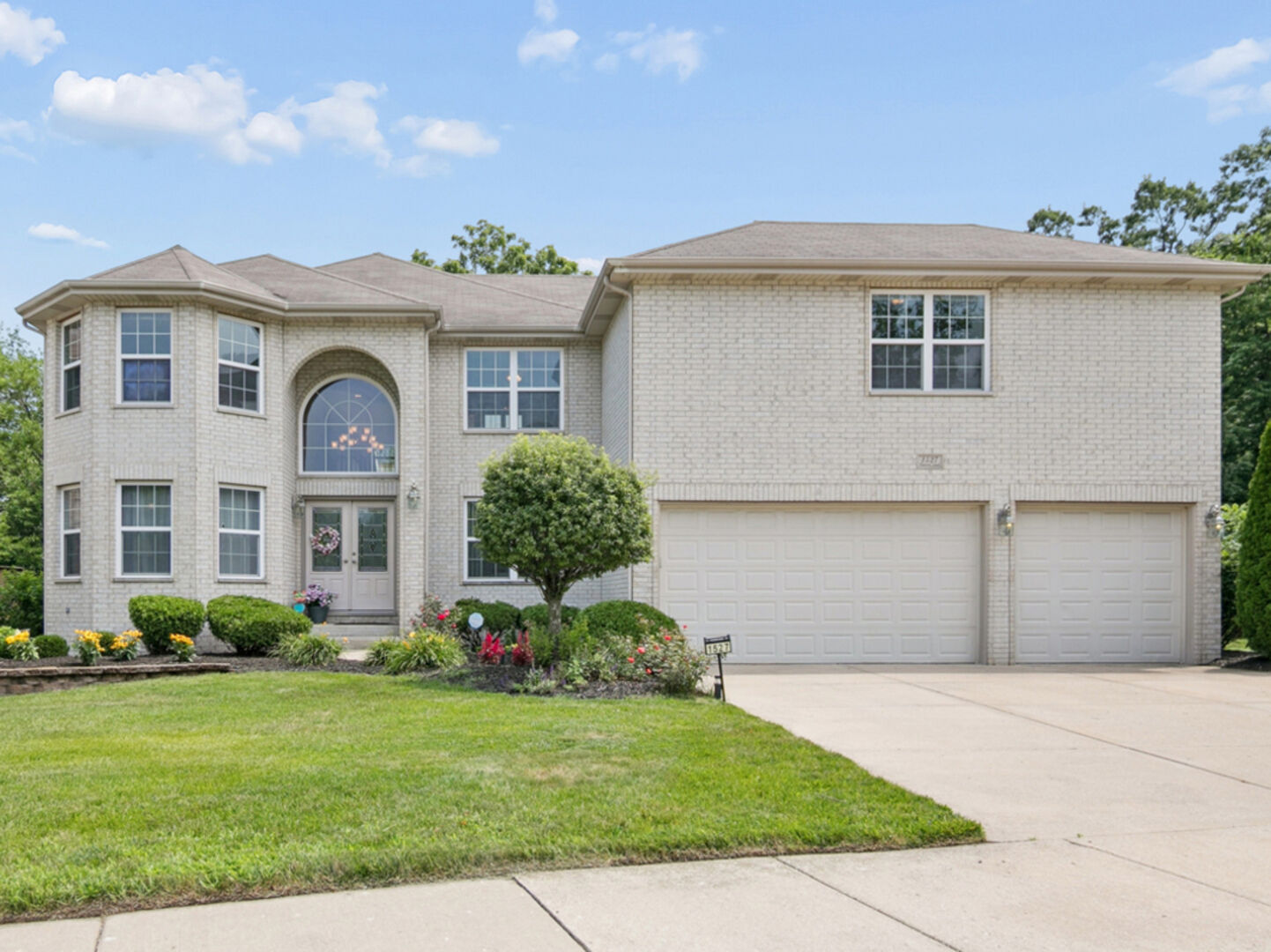 Property Photo: 1527 Tienstra Court IL 60430