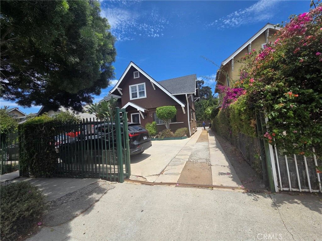 Property Photo:  1628 S Van Ness  CA 90019 