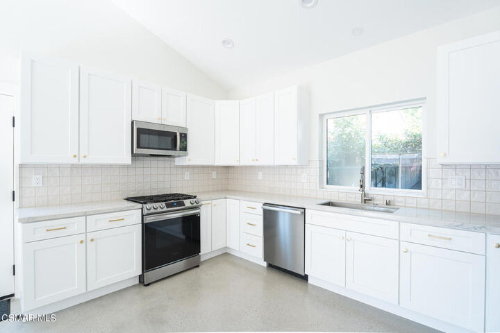 Property Photo: 1141 Calle Tulipan 2 CA 91360