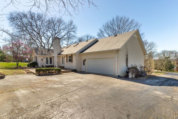 Property Photo:  100 Bluegrass Cv  TN 37075 