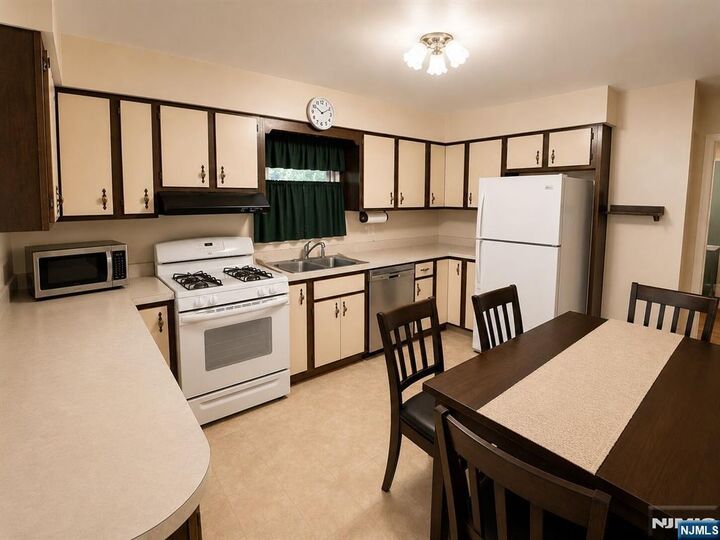 Property Photo:  70 Bromley Place  NJ 07110 