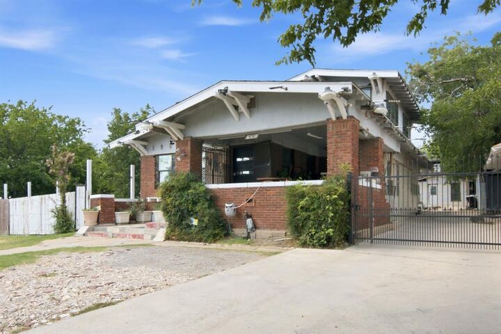 Property Photo:  2929 E Lancaster Avenue  TX 76103 