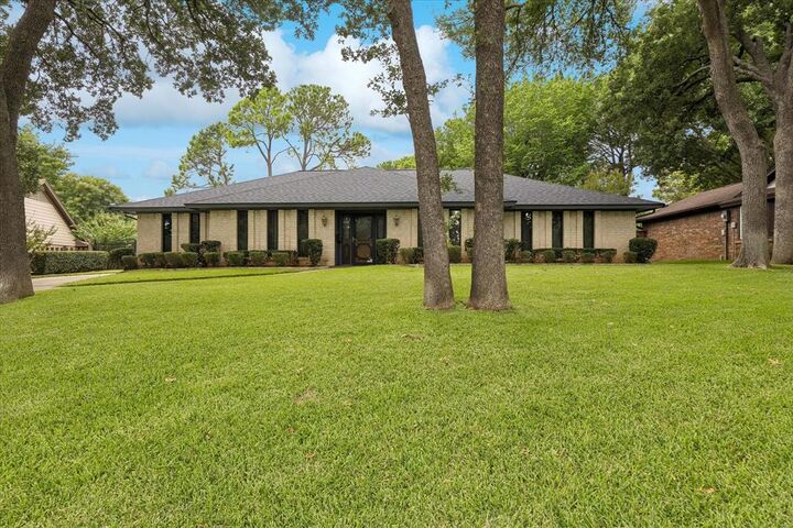 Property Photo: 66 Lincolnshire Circle TX 76021