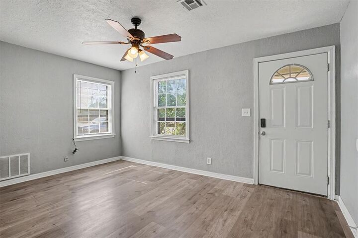 Property Photo:  1016 E Liveoak Street  OK 73521 