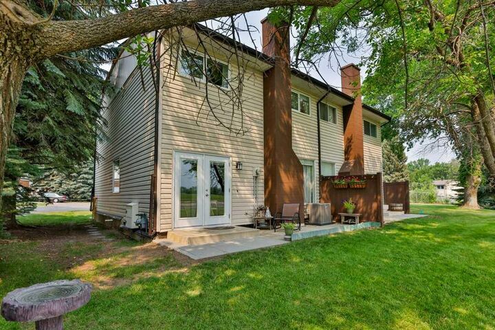Property Photo: 29 Brock Place W 8 AB T1K 4C1
