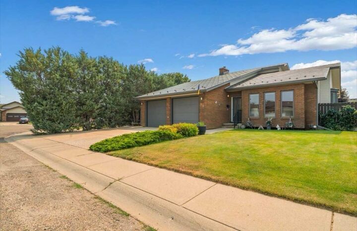 Property Photo:  16 Carry Court SE  AB T1B 3T9 