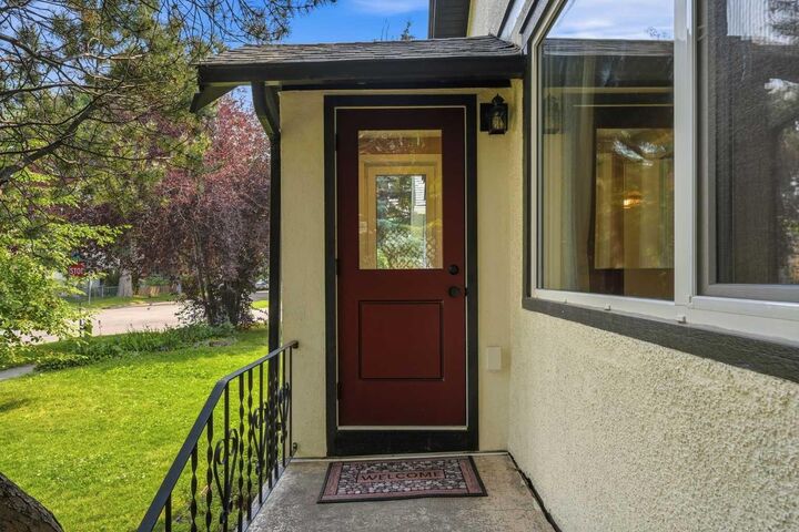 Property Photo:  439 13 Avenue NE  AB T2E 1C3 
