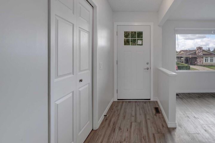 Property Photo:  452 Queen Alexandra Way SE  AB T2J 3P1 