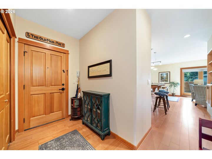 Property Photo: 123 S Hemlock St 203 OR 97110