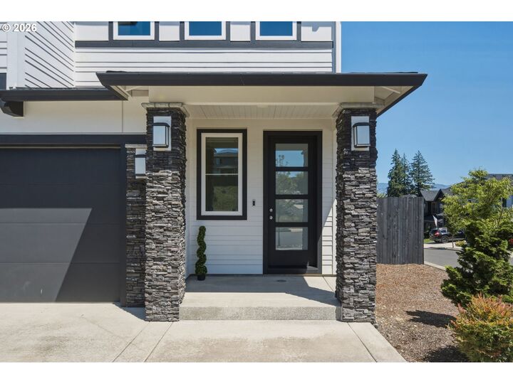 Property Photo: 207 W Laurel St WA 98671