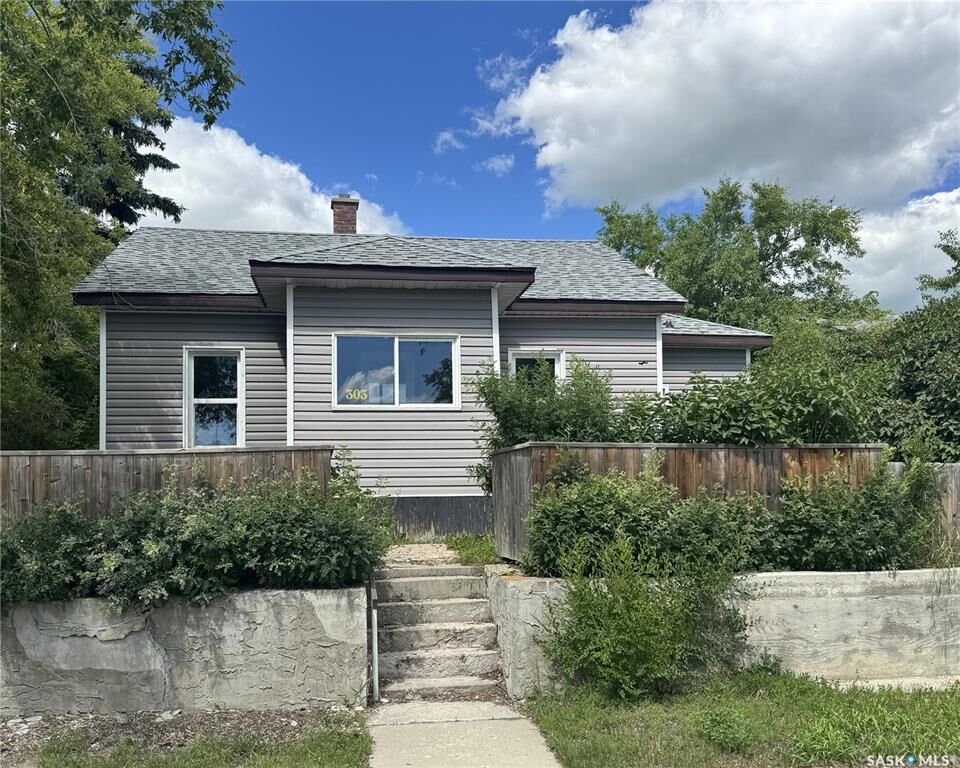 Property Photo: 303 4th Avenue W SK S0K 0M0