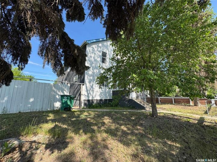 Property Photo:  319 H Avenue S  SK S7M 1W4 