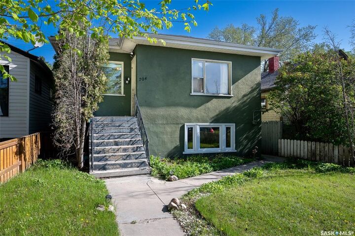Property Photo:  204 25th Street W  SK S7L 0C4 