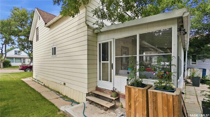 202 2nd Avenue E — photo 1
